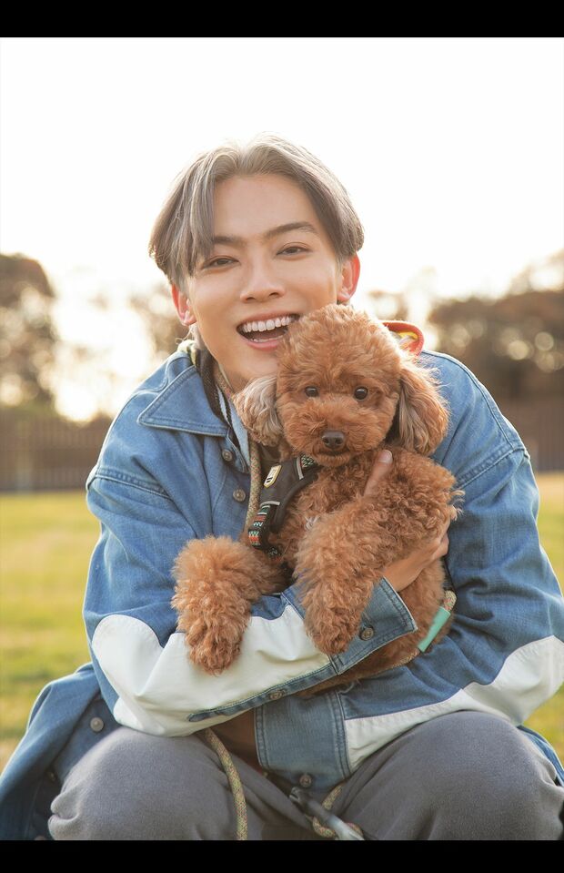 愛犬バズと一緒にキャンプ撮影でご満悦（『辰巳ゆうとセカンド写真集YUTO-LIFE』より）