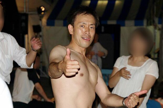 地元のイベントで上半身裸になった丸山被告（SNSより）
