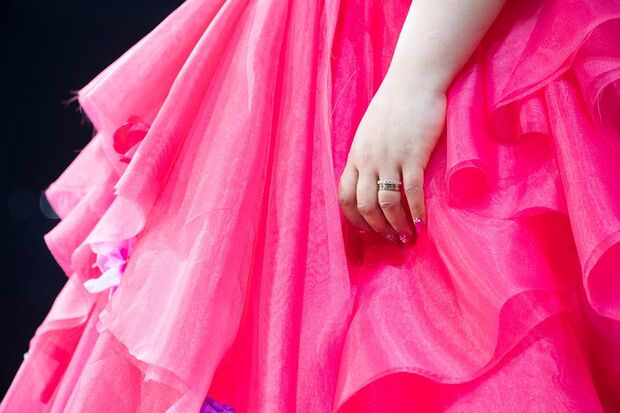 12月26日、ディナーショーを開催した華原朋美。左手には指輪が光る