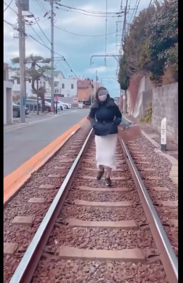 江ノ電の線路内に侵入して、リズミカルに歩く姿をSNS投稿して炎上したインフルエンサー女性