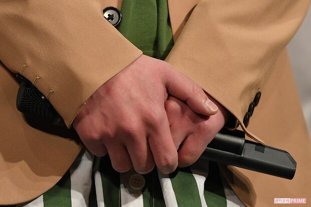 『嵐 活動休止表明会見』にて、マイクを強く握りしめる二宮和也