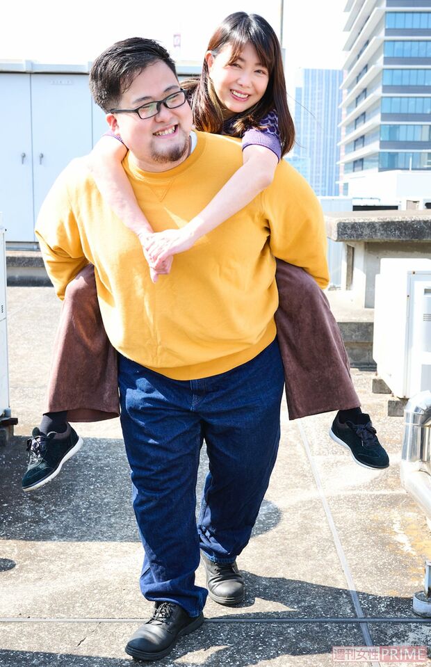 おんぶでお散歩。韓ドラのポスターみたい!?（撮影／山田智絵）