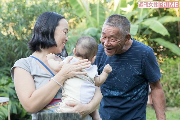 孫と過ごすひとときは賢者のような雰囲気から一変して「おじいちゃん」の顔になる