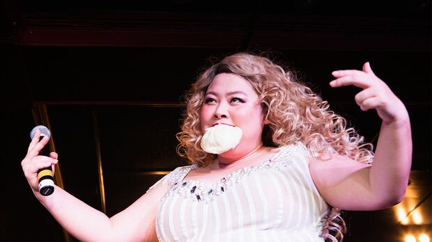 マシュマロ、大福に続いた“肉まんキャッチ”に観客は大爆笑！　(C)KEIICHINITTASTUDIO