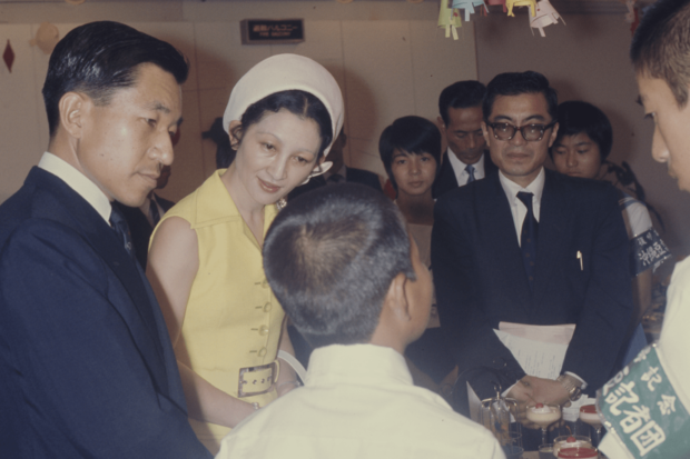 1972年、沖縄の豆記者たちと交流する上皇ご夫妻（当時、皇太子ご夫妻）