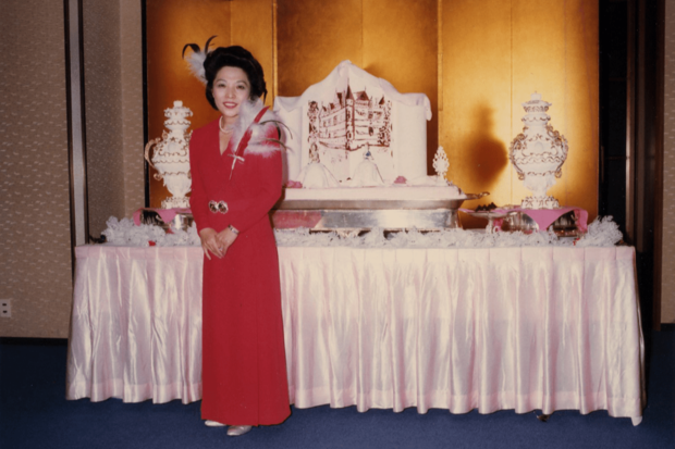 作成したシュガーデコレーションの前で