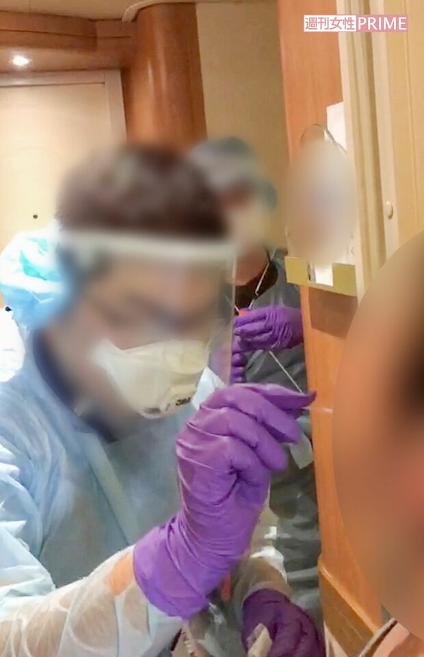 船内のPCR検査で、綿棒を突っ込まれる育子さん（右）