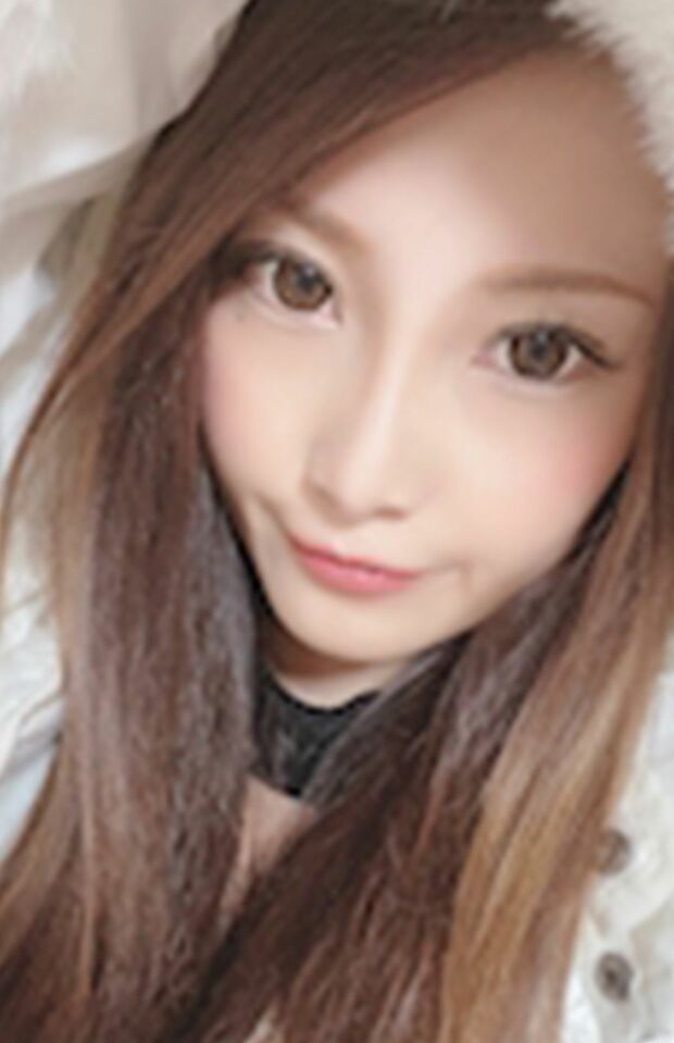 勤めていたキャバクラでの田口朱音さん（店のホームページより）