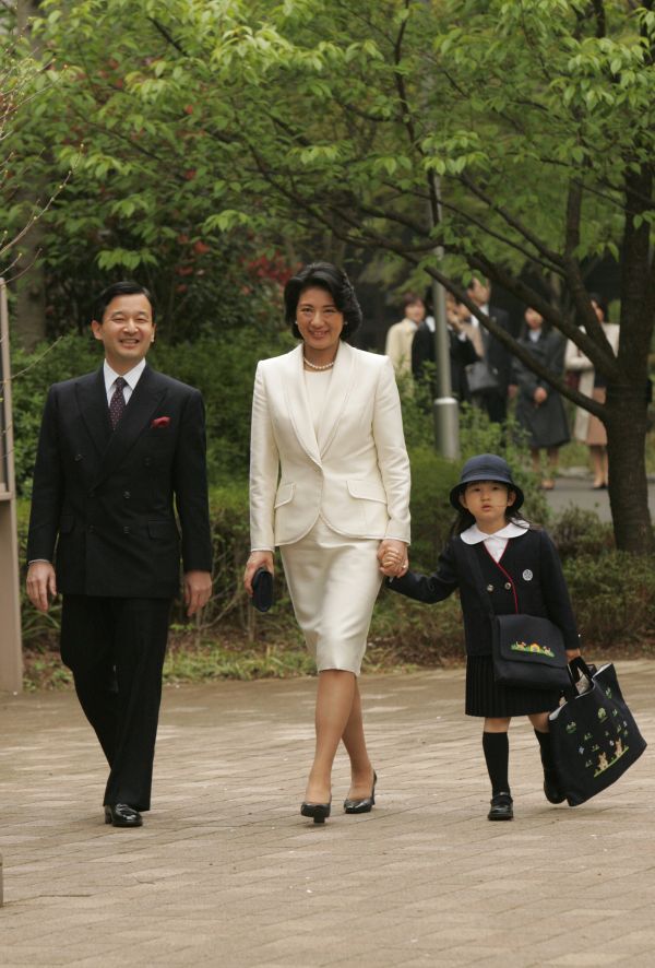 2006年4月　学習院幼稚園の入園式に向かわれる当時の皇太子ご夫妻と愛子さま。通園用のバッグには、雅子さまお手製の愛犬・ピッピとまりをモチーフにした刺しゅうが