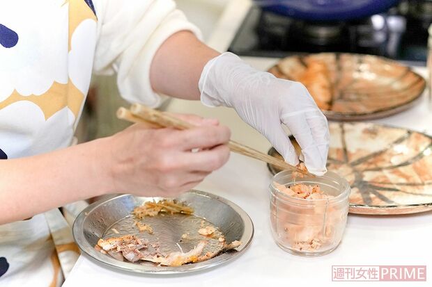 鮭は焼いた後、骨を丁寧に除いて身をほぐし、ミキサーにかける（撮影／伊藤和幸）