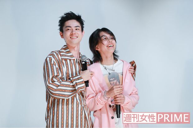 撮影期間中は「現場は太賀、プライベートは俺（菅田）」と、YOSHIを2人で役割分担しながら、見守っていたんだとか　撮影／森田晃博