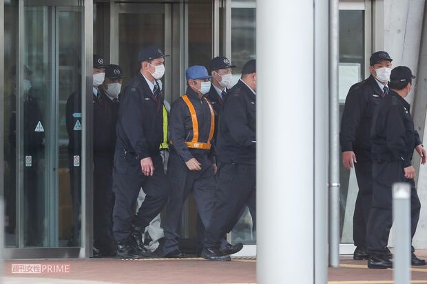 '19年3月、保釈するカルロス・ゴーン。周囲と同じ装いのほうが目立たなかったのでは……？