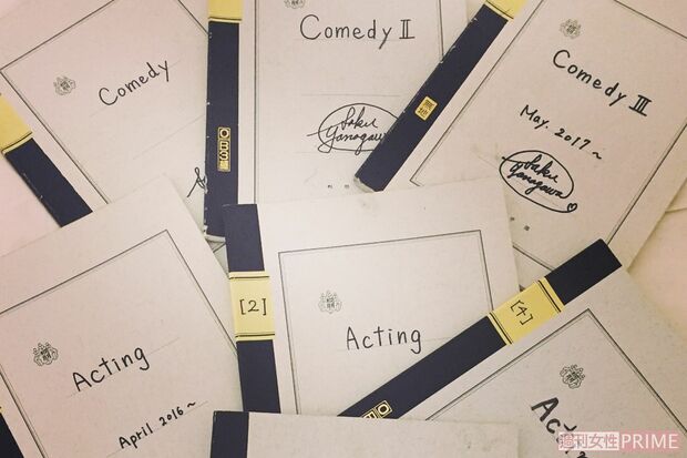 母校・桐朋高校の売店で売られているノートをネタ帳として愛用。帰国するたびに買い足すため母校を訪れている