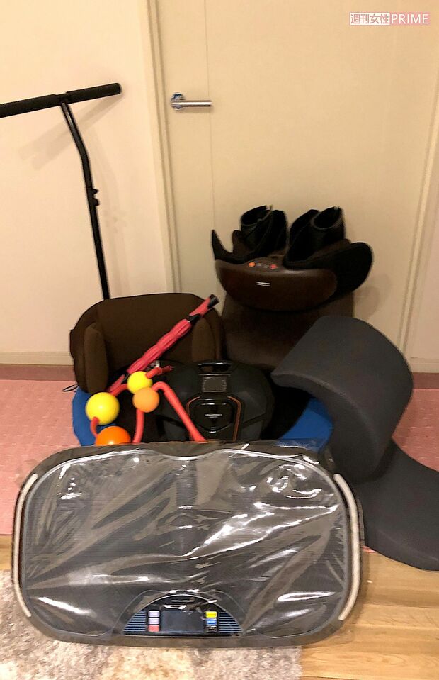 現在の健康管理のために家には健康器具が並ぶ
