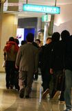 2003年3月、ジャニー喜多川氏に引率されて成田空港内を歩くジャニーズJr.たち
