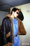 革ジャンにサングラス姿がクールな福山雅治