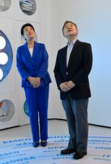 国連パビリオンの展示物を熱心に鑑賞される両陛下