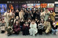 櫻坂46ファンが大暴走!渋谷『TSUTAYA』にメンバー集結で「バスの周りがごった返し」「道を塞いで通せんぼ…