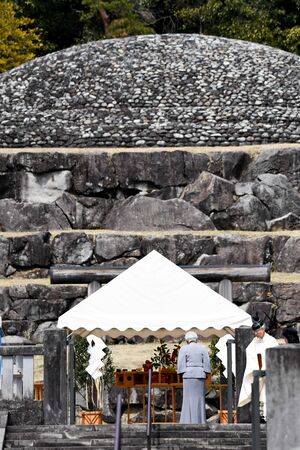 昭和天皇が眠る御陵に玉串をささげ、深々と拝礼された美智子さま