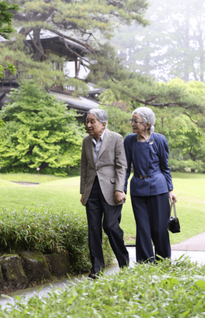 日光田母沢御用邸記念公園の庭園を散策する上皇ご夫妻（2024年5月28日）