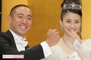 結婚会見時の市川海老蔵と小林麻央さん