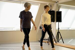 いつまでも健康的に歩きたいと願う40～70代女性に正しいウォーキングの魅力を教える朝倉真弓さん（写真左）