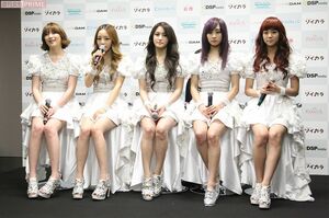 KARA／右からスンヨン、ニコル、ギュリ、ハラさん、ジヨン