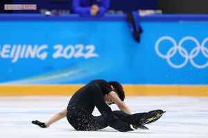 北京五輪のフリー前日、2月9日の公式練習で4回転半に挑み、転倒して右足を負傷した羽生結弦（JMPA代表撮影）