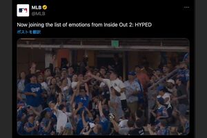 大谷翔平の27号ホームランに手を差し出す観客らの中央に、のちにボールが直撃する少年が座って（『MLB』公式˛より）