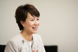 「終わった過去に浸るでも、起こってもいない未来を憂うでもなく“今、目の前にあるやるべきこと”に全力で向かい合うことが幸せに生きるコツ」と里岡さんは言う　撮影／渡邉智裕