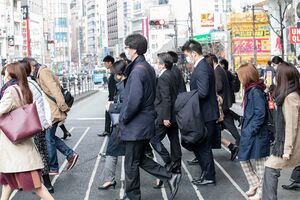 マスク姿で出勤。業績悪化はボーナスに響きそうで心配