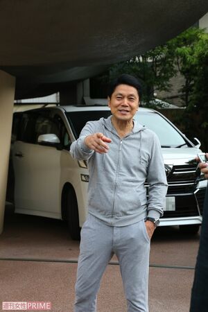 朝のラジオ生放送に向かうため、自宅から出てきた峰竜太