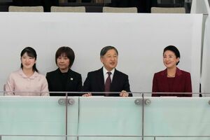 2025年11月に開催された『第25回夏季デフリンピック競技大会　東京2025』で水泳競技をご覧になる天皇皇后両陛下と愛子さま（写真/JMPA）