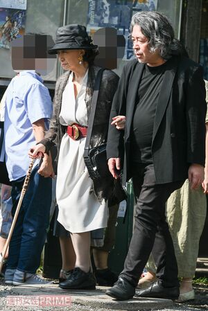 小山を支える男性は、トークショーに聞き手として参加した映画監督・映画評論家の樋口尚文氏