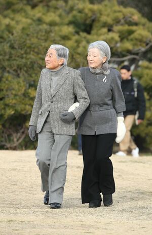 海を眺めながら葉山御用邸付近を散策された（2月19日）