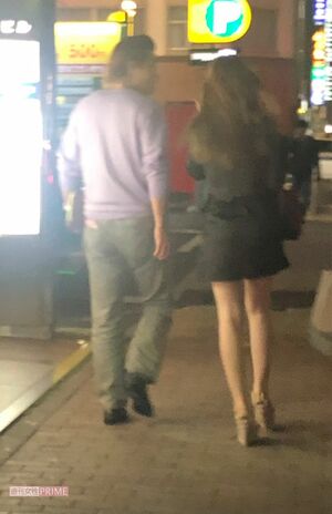 '19年5月、スレンダー美女と楽しそうにタクシー乗り場へと歩いていった竹内力