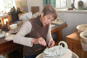 31歳から陶芸を始め、現在は百貨店などで作陶展を開催することも。「自宅では常にノーメイクです（笑）」
