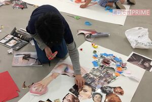 デザイナーの指導で雑誌を切り貼りし、作品を作る子どもたち