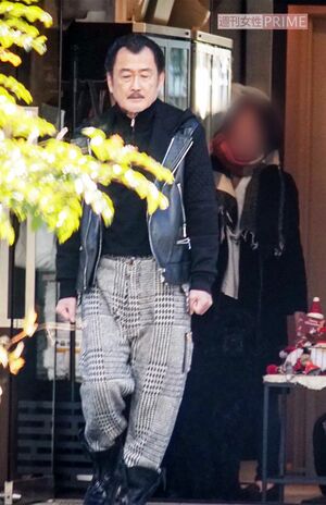 2024年12月24日、買い物を終えてペットショップから出てくる吉田鋼太郎