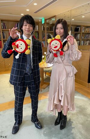 『めざましテレビ』番組キャラクターの『めざましくん』のぬいぐるみを雑に扱う中村倫也