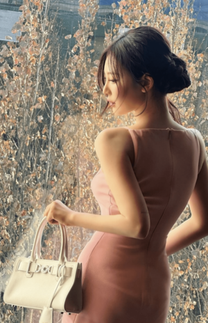 ニンニンが着用した、胸元がざっくりと開いた『ヴェルサーチ』のドレス(公式インスタグラムより)