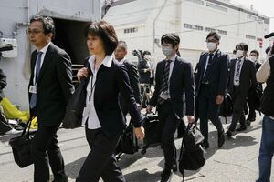 3月30日、小林製薬の工場に向かう厚労省の担当者ら 写真/共同通信社