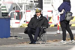 待機中の阿部寛