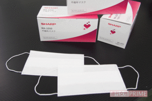この3層タイプの不織布マスク商品名は『不織布マスク』。サイズは大人用（約95mm×175mm）のみ。色は白。1箱50枚入りで、個別包装はされていない