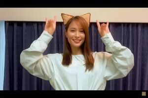 耳をつけてきつねダンスを踊る広瀬アリス（フォスター/フォスタープラス公式YouTubeチャンネルより）