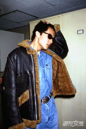 革ジャンにサングラス姿がクールな福山雅治