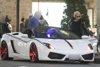 真っ白な愛車のランボルギーニで銀座を訪れた手越祐也