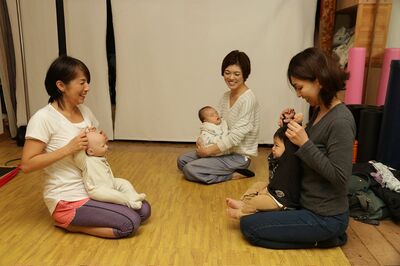 赤ちゃん体操を指導中。スキンシップでママの愛情を感じられると同時に脳と神経が刺激され、感受性も豊かになる