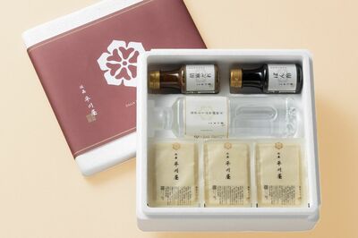 『温泉湯豆腐3丁入り(胡麻だれ・ぽん酢付き)』3780円(送料込み)