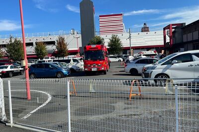 事件直後、騒然となったラーメン店の駐車場